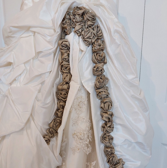 Maggie Sottero SaBelle customized wedding gown - Picture 2 of 9